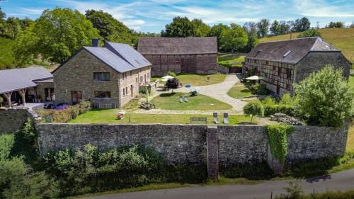 B&B HOTEL IN FERME DE LEUZE nabij Durbuy, eigen laadpalen Hotel in Wallonia, Belgium