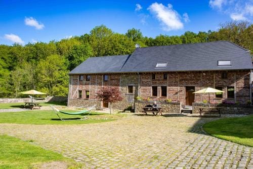 B&B HOTEL IN FERME DE LEUZE nabij Durbuy, eigen laadpalen Hotel in Wallonia, Belgium