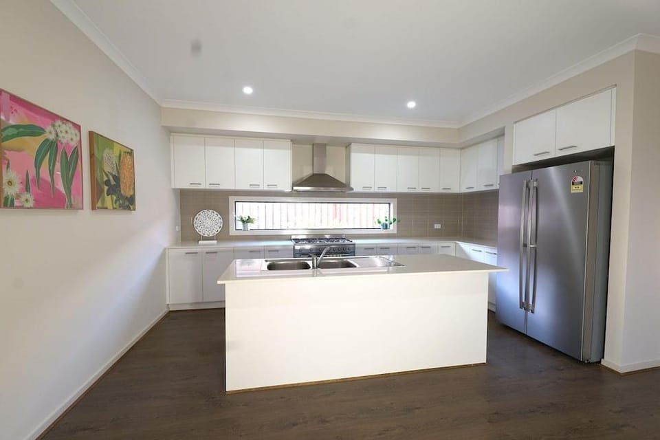 Modern 6BRM House Big Group at Pakenham Hotel in Pakenham