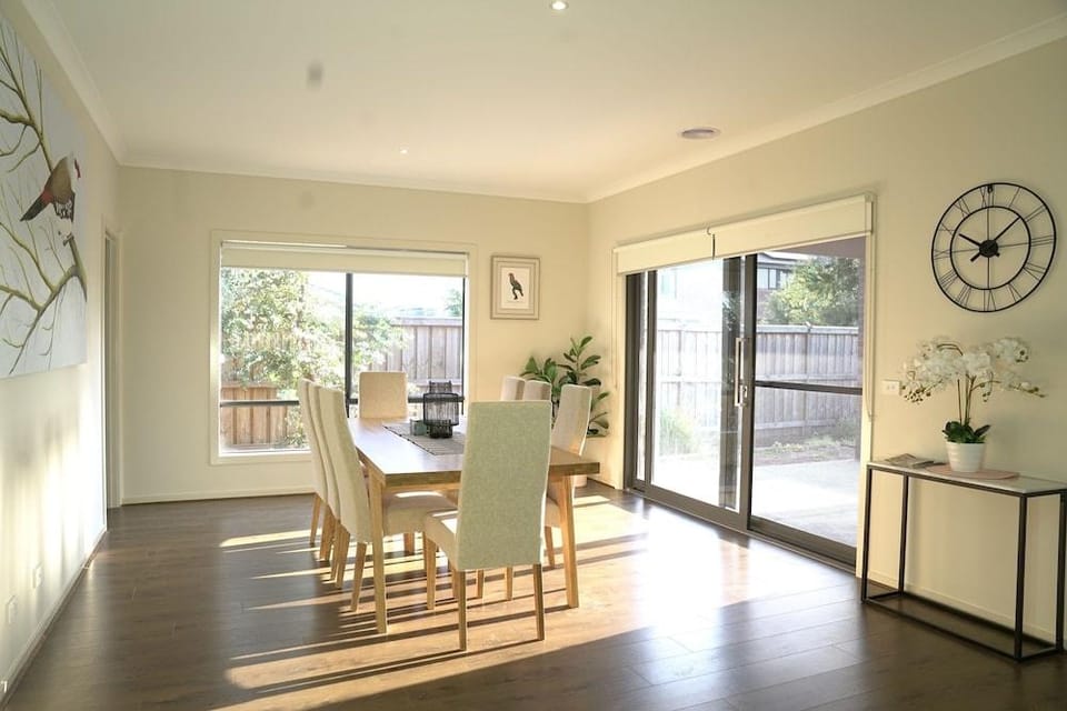 Modern 6BRM House Big Group at Pakenham Hotel in Pakenham