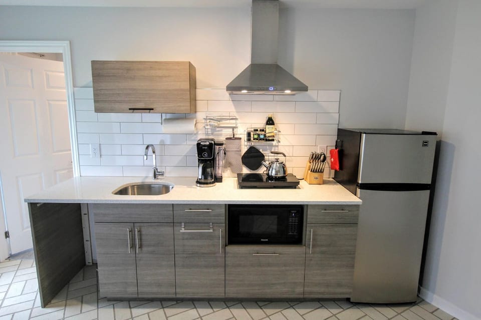 Coastal #1 and Cozy #2 - Seacliff Beach Suites Hotel in Leamington