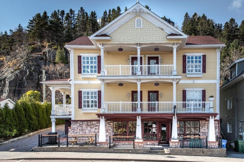 Les Appartements Victoria Hotel in Saguenay