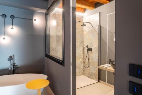Borgoluna Luxury Holiday House Hotel in Lake Garda