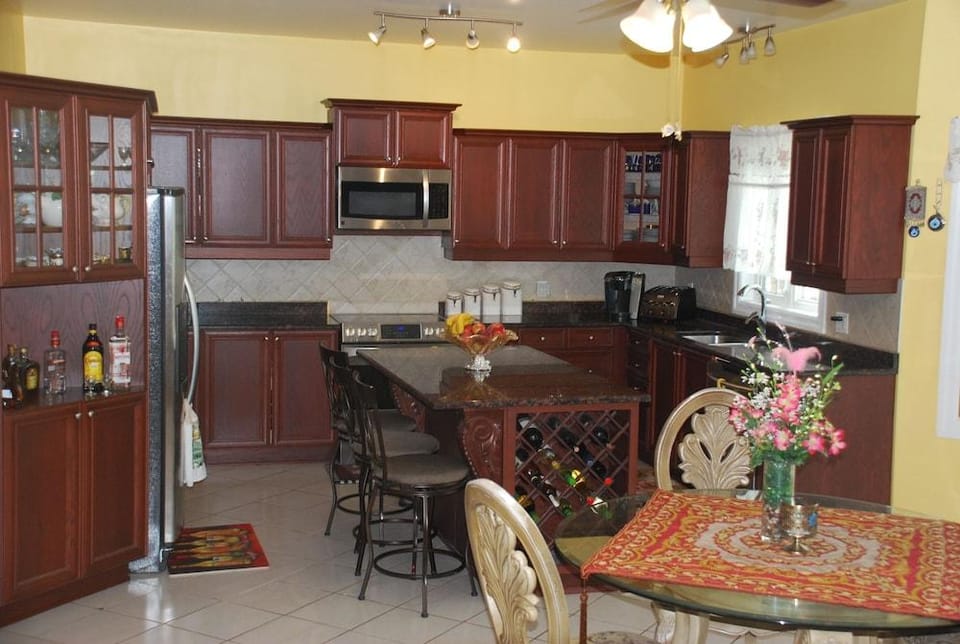 Malak Bnb Hotel in Fort Erie