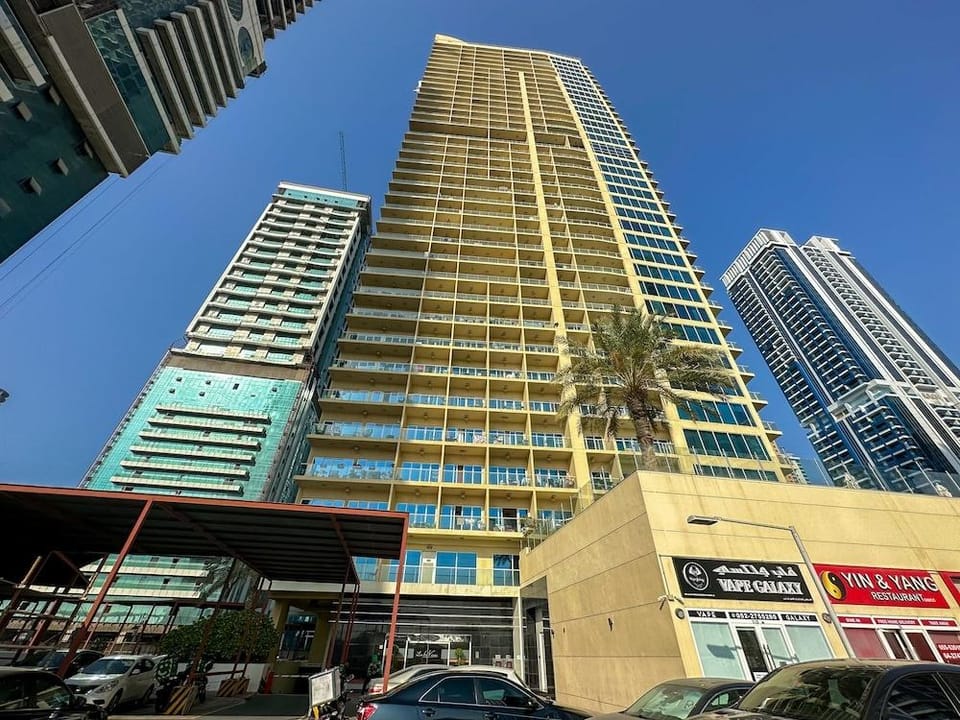HiGuests - Lake view Hotel in Dubai