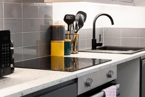 Private ensuite rooms with kitchen access by Irwell Stays Hotel in Manchester