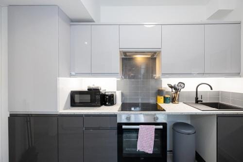 Private ensuite rooms with kitchen access by Irwell Stays Hotel in Manchester