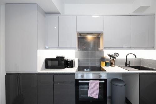 Private ensuite rooms with kitchen access by Irwell Stays Hotel in Manchester