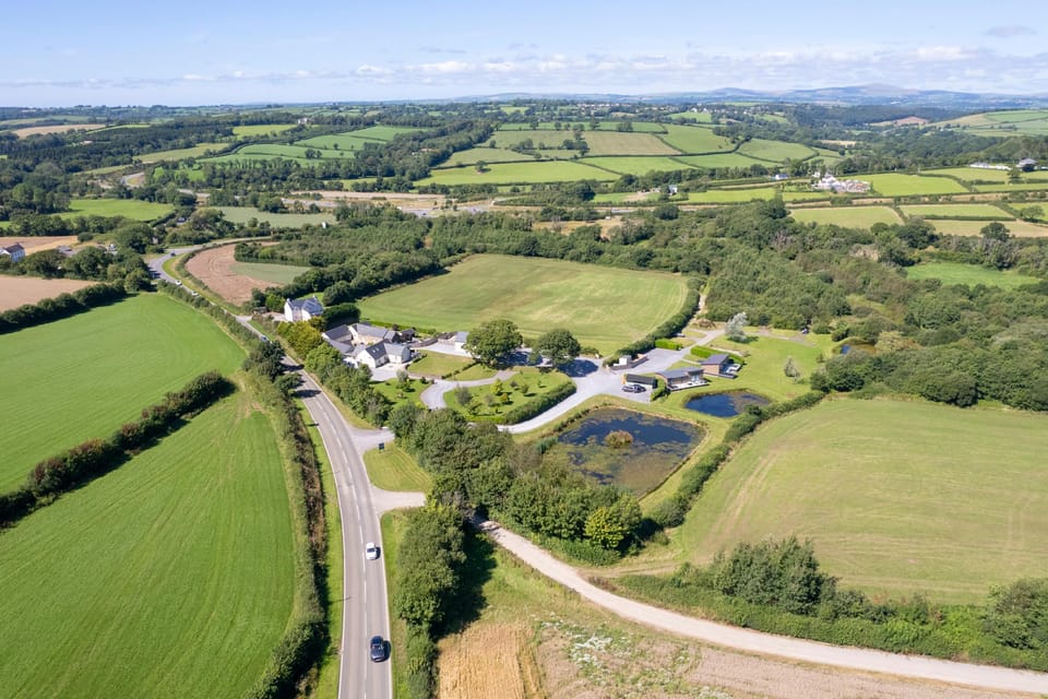 Mallard's Rest - Countryside, Hot Tub Lodge in Wales