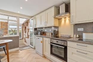 Gorse Cottage - Sea Views, Village Centre Hotel in Wales
