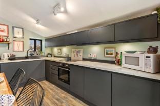 Foxes Walk - Rural Views, Rustic Charm Hotel in Wales