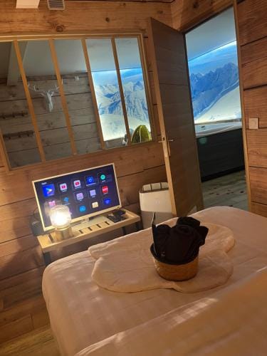 Courchevel Room avec jacuzzi et sauna privatif Hotel in Annemasse