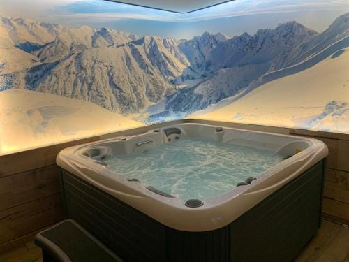 Courchevel Room avec jacuzzi et sauna privatif Hotel in Annemasse