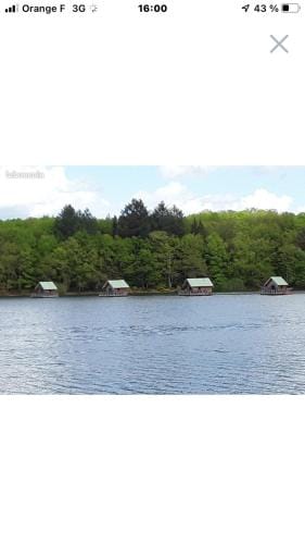 Chalets flottants lac saint Etienne Cantales Hotel in Auvergne-Rhône-Alpes