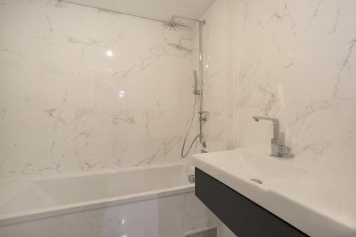 Studio Etoile Foch Champs Elysees Hotel in Paris