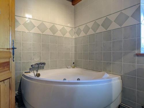 Chambre d'hotes en ferme restauree avec piscine et espace pour groupes - FR-1-582-504 Hotel in Auvergne-Rhône-Alpes