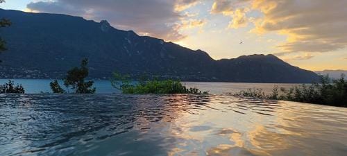 Tiny-Pool-Lake Hotel in Tresserve