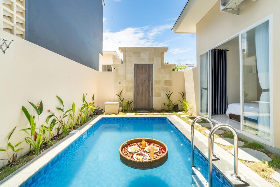 Swimming pool [outdoor]
