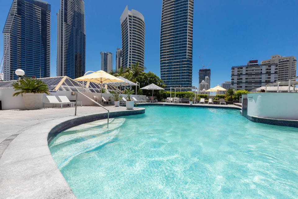 Swimming pool [outdoor]