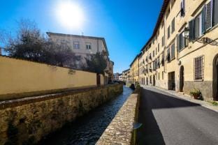 Casa Dante in Lucca with 3 bedrooms and 2 bathrooms Hotel in Capannori