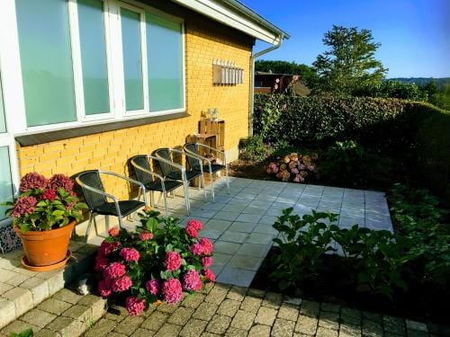2 rooms, private kitchen, bathroom, and garden. Hotel in Aarhus