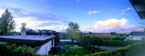 2 rooms, private kitchen, bathroom, and garden. Hotel in Aarhus