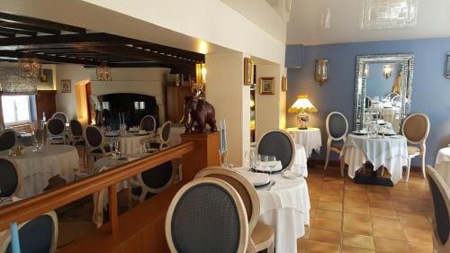 LOGIS - Hotel & Restaurant Le Gonfalon Hotel in Île-de-France