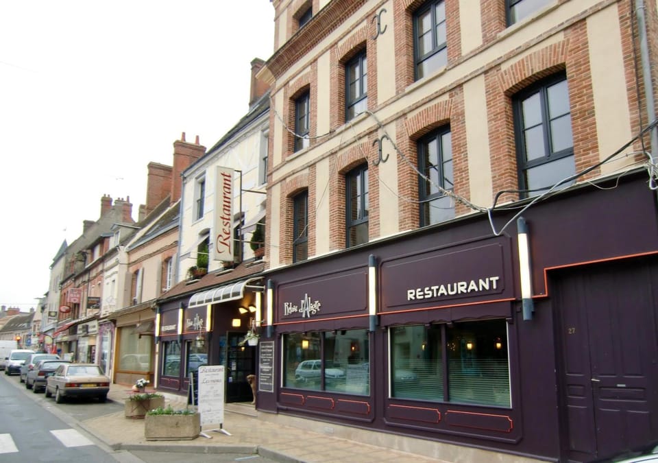 LOGIS Hotel-Restaurant Le Relais d'Aligre Hotel in Normandy