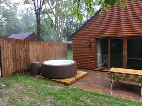 Woodland Waters Hotel in South Kesteven District