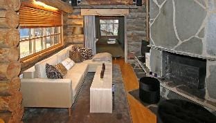 Kuukkeli Log Houses Teerenpesä - Premium Suite A48 Hotel in Lapland