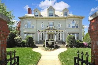 Edgewood Manor Hotel in Providence