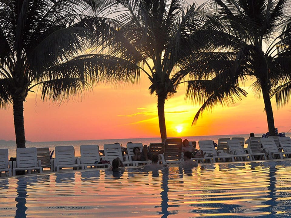 Swimming pool [outdoor]