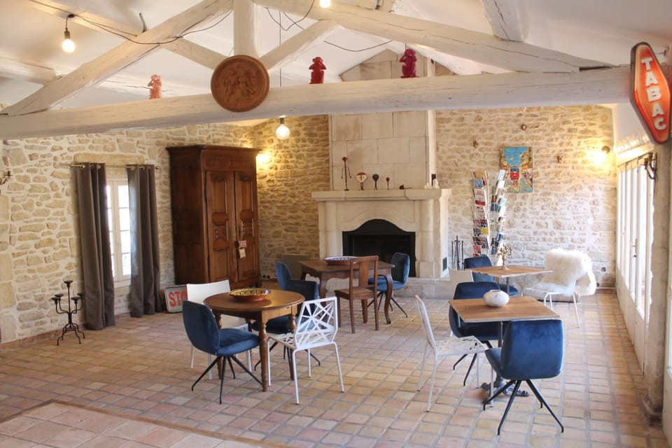 LA DEMEURE Bed and Breakfast Hotel in Aubais