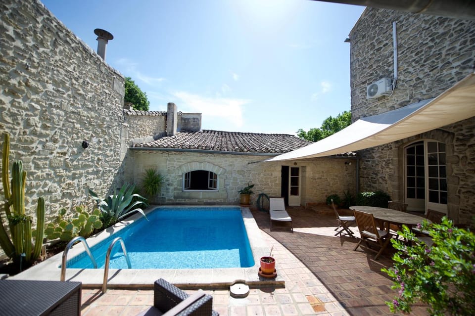 LA DEMEURE Bed and Breakfast Hotel in Aubais