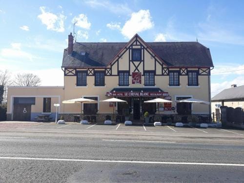 Logis Le Cheval Blanc Hotel in Centre-Val de Loire