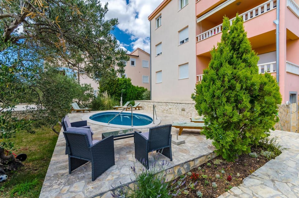 Apartments Melita Hotel in Okrug Gornji