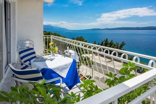 Apartments and rooms by the sea Lokva Rogoznica, Omis - 2973 Hotel in Split-Dalmatia County