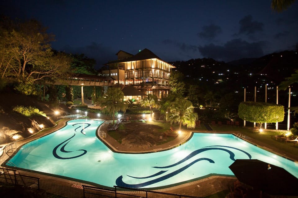 Earls Regency Hotel in Gangawatakorale