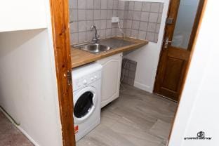 7 Guests - 3 Bedrooms - Parking - Pet Friendly Hotel in Walsall