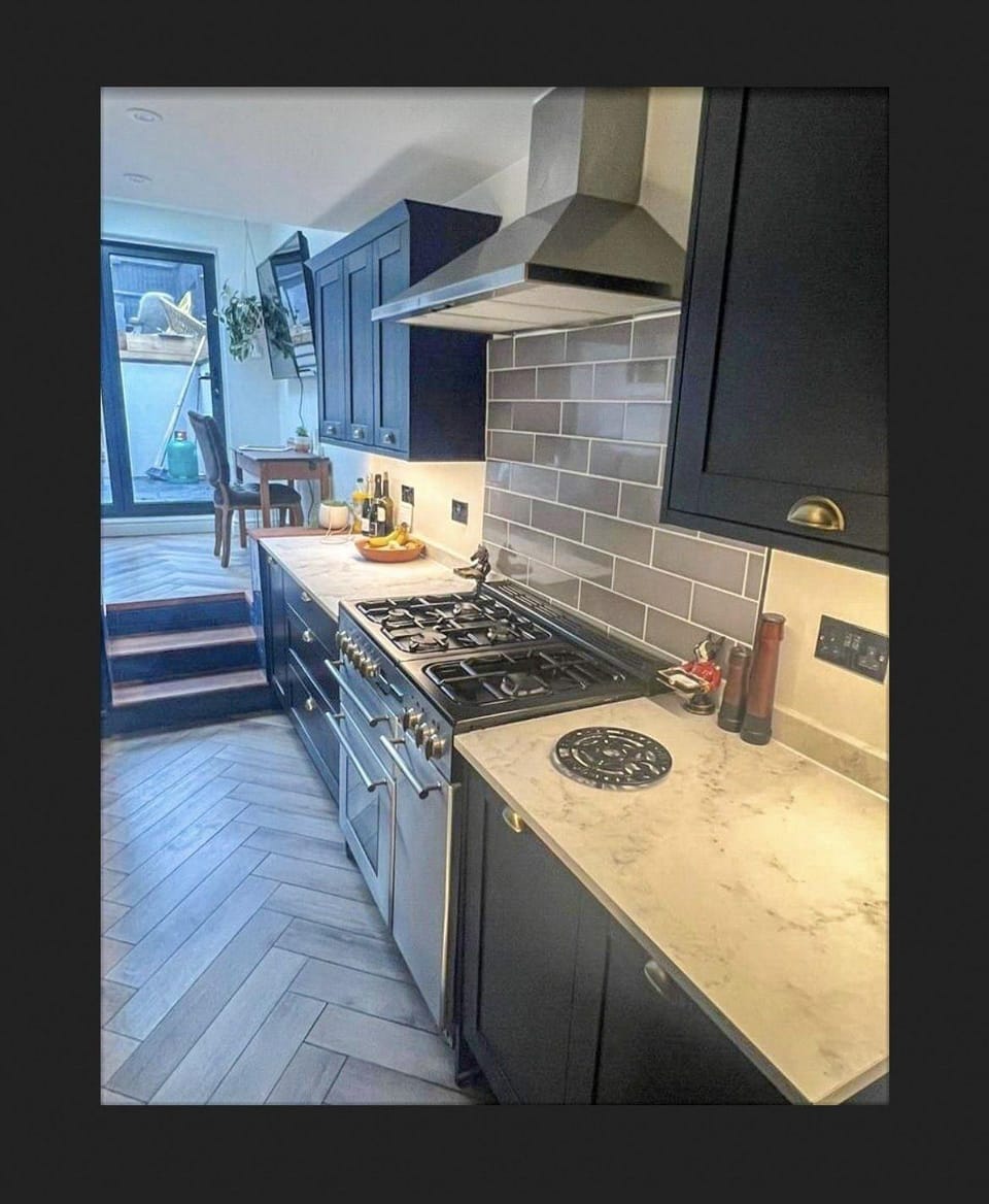 3 Bed Home - Sleeps 6, Garden, Pets, Free Parking Hotel in Guildford