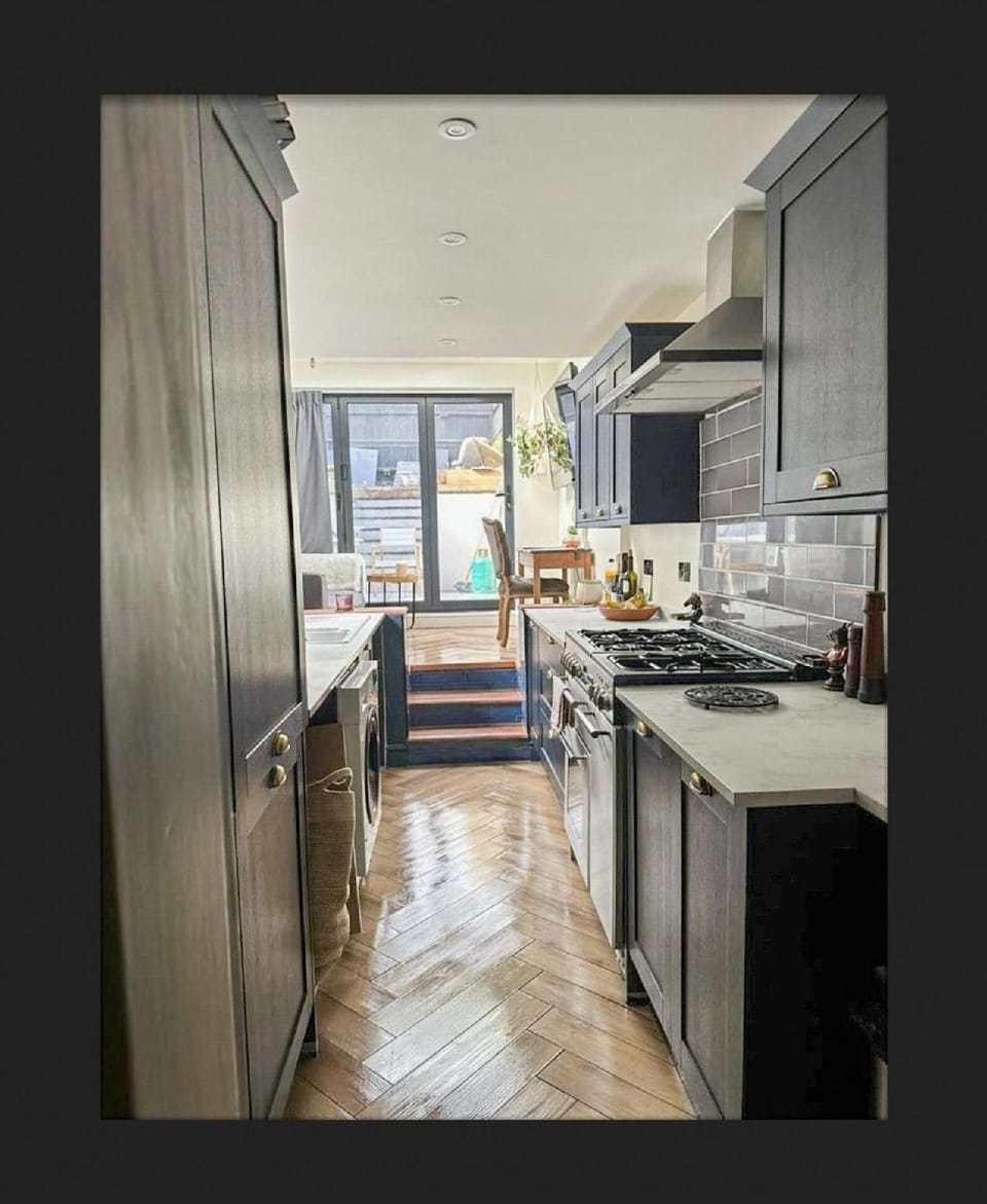 3 Bed Home - Sleeps 6, Garden, Pets, Free Parking Hotel in Guildford