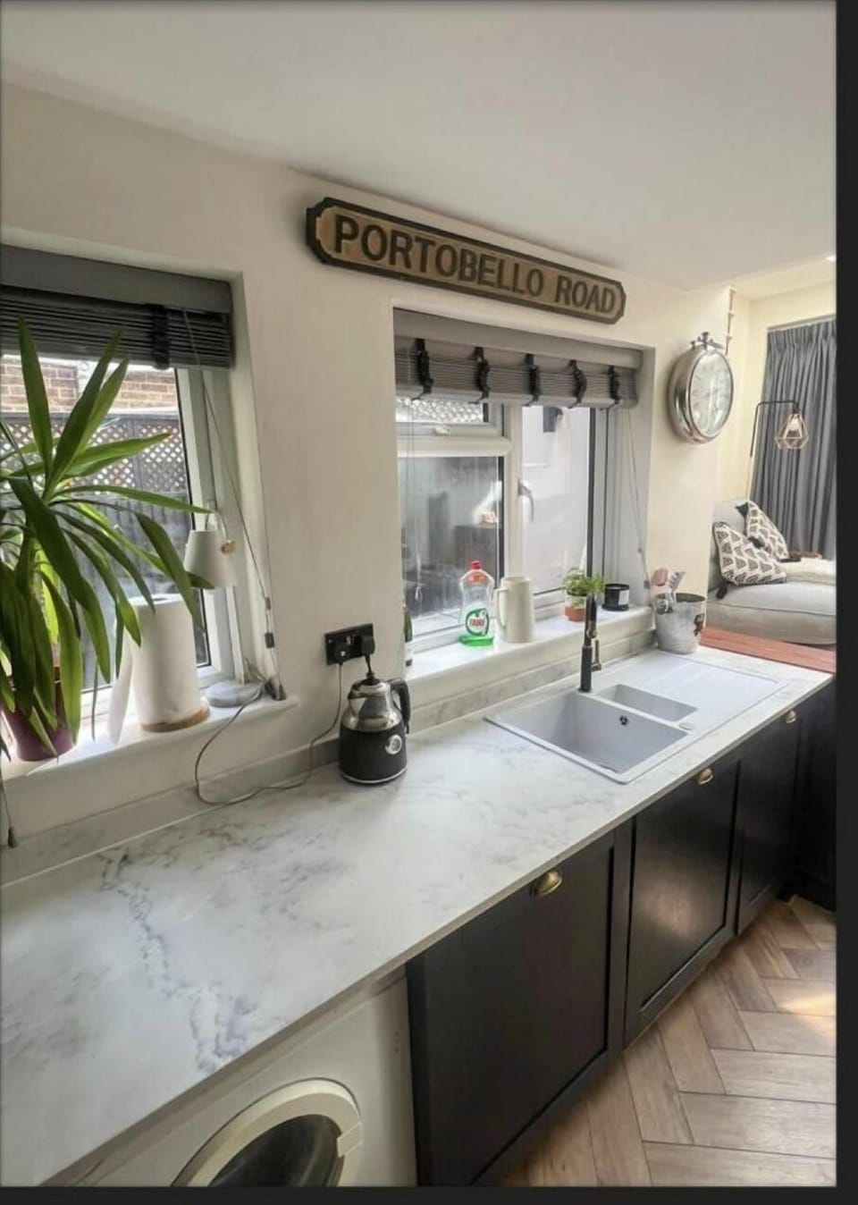 3 Bed Home - Sleeps 6, Garden, Pets, Free Parking Hotel in Guildford