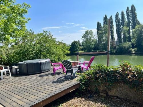 Loveroom en bords de Meuse Hotel in Wallonia, Belgium