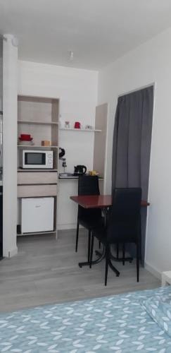 Logement independant avec frigo et micro-ondes Hotel in Poitiers