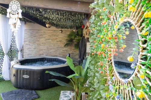Une Cle Pour Deux - Chambre romantique avec Patio & Spa privatifs Hotel in Gémenos