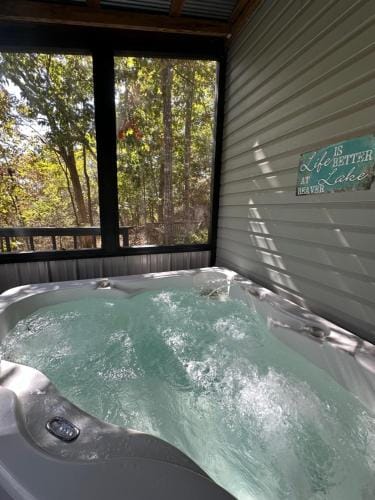 Henry Hollow Retreat Terrace Hotel in Beaver Lake