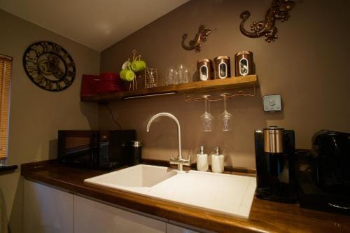 Luxurious Rural Cabin with Hot Tub Lodge in Horsham District