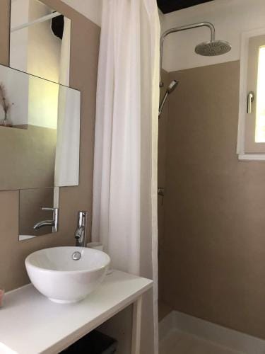 Chambre en centre ville avec jacuzzi Hotel in Nimes
