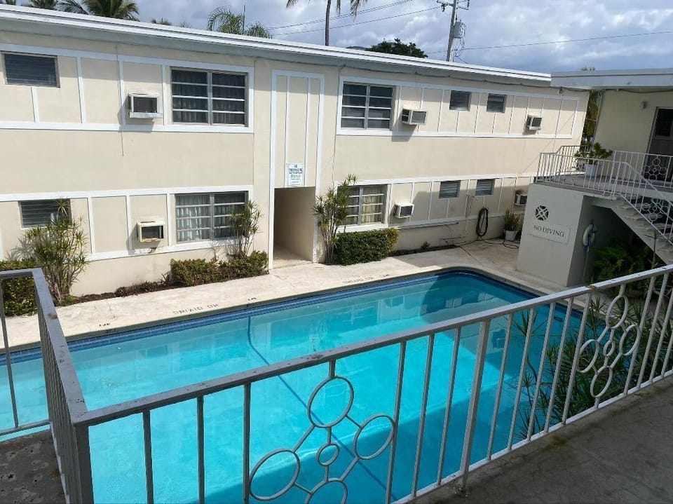 Queens Lodge Motel Motel in West Palm Beach