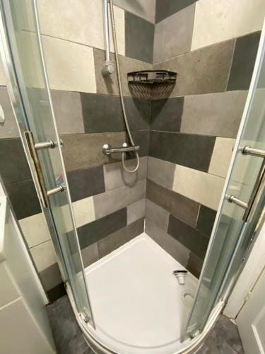 Modern bedroom with shared bathroom Hotel in Barking